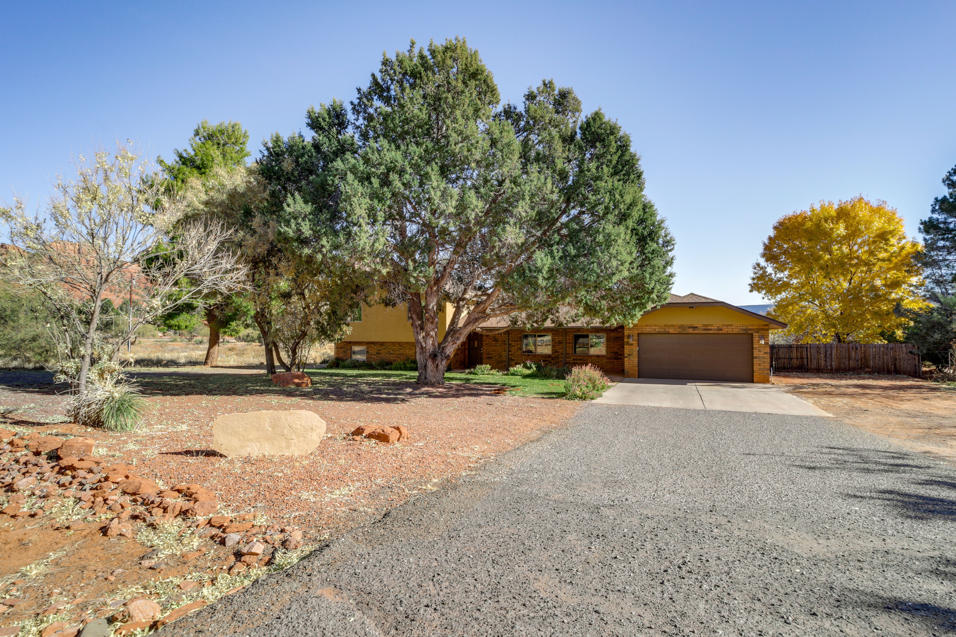 Oak Creek Lodge exterior approach